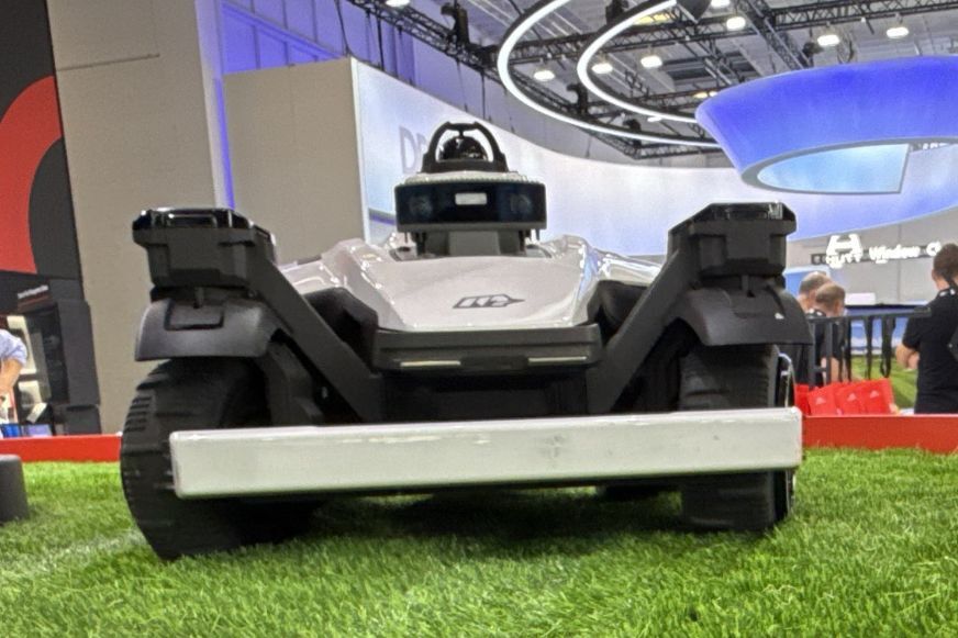 Mammotion LUBA 4 AWD Sensorturm mit LiDAR und Kameras auf dem Dach